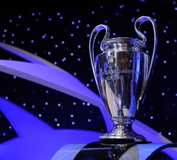 Die UEFA Champions League Trophäe vor der Auslosung der Liga Phase