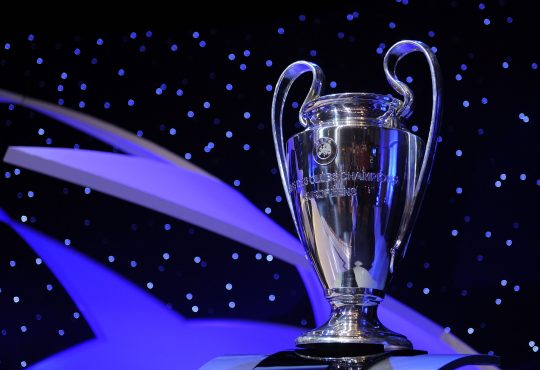 Die UEFA Champions League Trophäe vor der Auslosung der Liga Phase