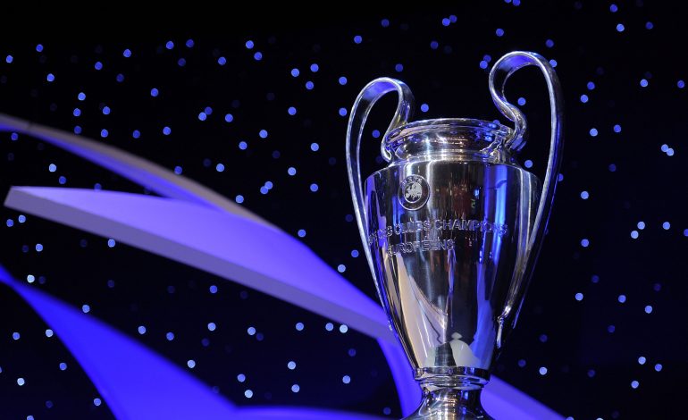 Die UEFA Champions League Trophäe vor der Auslosung der Liga Phase