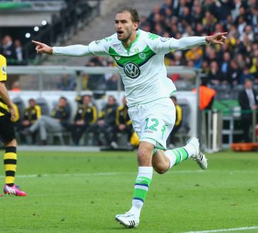 Bas Dost im Trikot vom VfL Wolfsburg bejubelt ein Tor im DFB Pokalfinale.