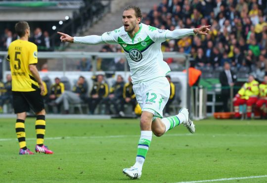 Bas Dost im Trikot vom VfL Wolfsburg bejubelt ein Tor im DFB Pokalfinale.