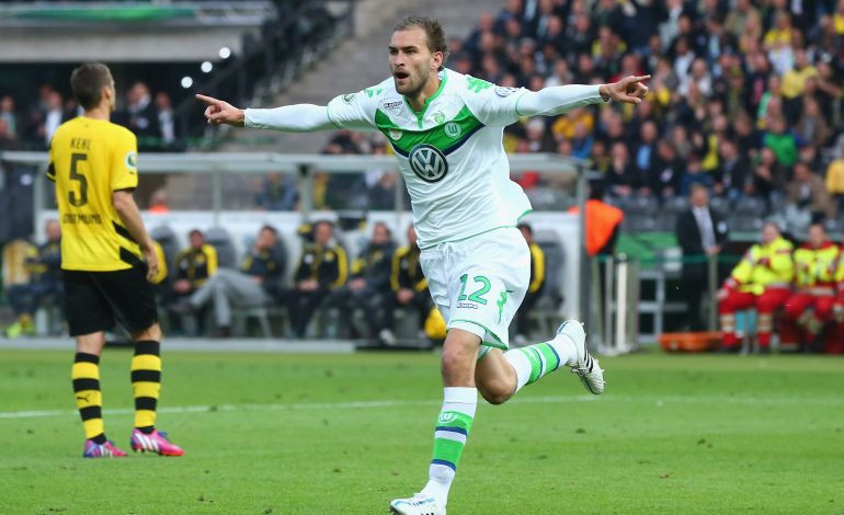 Bas Dost im Trikot vom VfL Wolfsburg bejubelt ein Tor im DFB Pokalfinale.