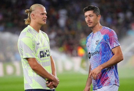 Erling Haaland und Robert Lewandowski. Beide im Aufwärmshirt ihrer Vereine