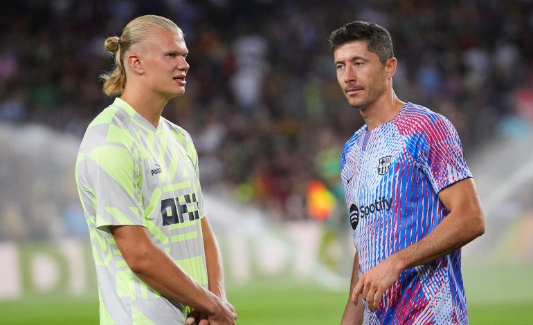 Erling Haaland und Robert Lewandowski. Beide im Aufwärmshirt ihrer Vereine