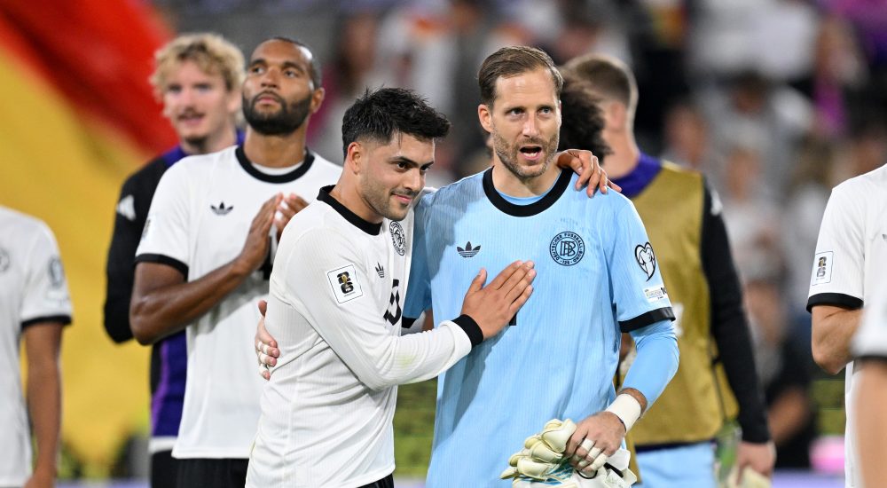 Nadiem Amiri (links) und Oliver Baumann (rechts) nach dem Sieg der DFB-Elf gegen Nordirland.