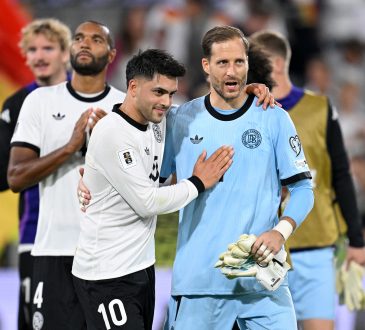 Nadiem Amiri (links) und Oliver Baumann (rechts) nach dem Sieg der DFB-Elf gegen Nordirland.