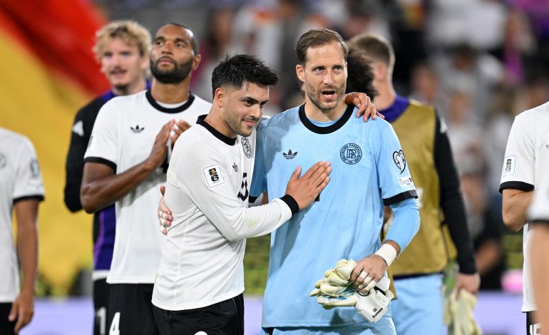 Nadiem Amiri (links) und Oliver Baumann (rechts) nach dem Sieg der DFB-Elf gegen Nordirland.