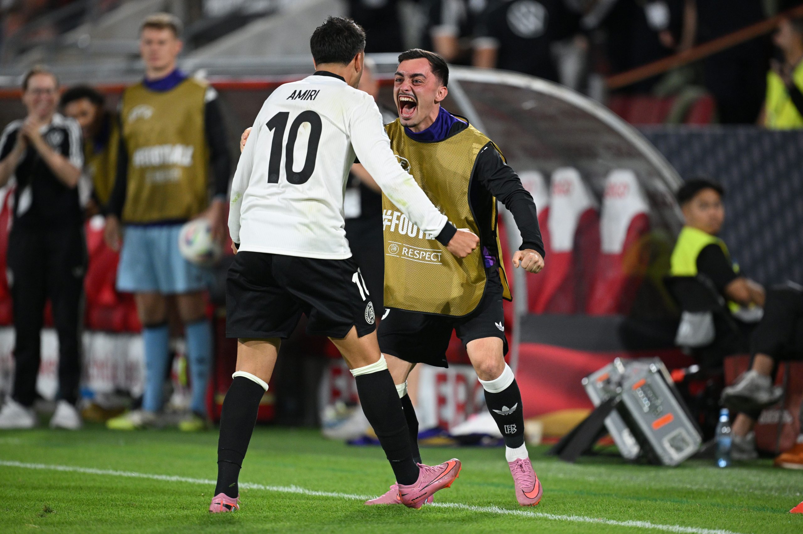 Nadiem Amiri (links) und Paul Nebel (rechts) nach Amiri's Treffer zum 2:1 gegen Nordirland.