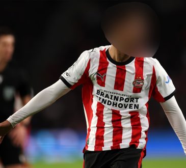 Ein Spieler von PSV Eindhoven. Sein Gesicht ist zensiert. Eintracht Frankfurt soll an diesem Spieler dran sein.