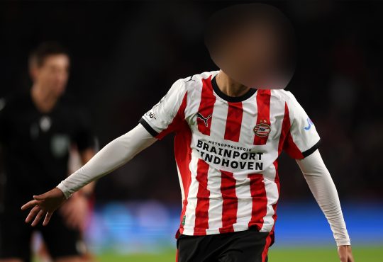 Ein Spieler von PSV Eindhoven. Sein Gesicht ist zensiert. Eintracht Frankfurt soll an diesem Spieler dran sein.
