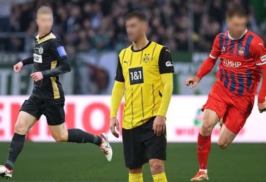 Drei Spieler mit verpixelten Gesichtern. Einer im Elversberg-Trikot, einer im Dortmund-Trikot und einer im Heidenheim-Trikot
