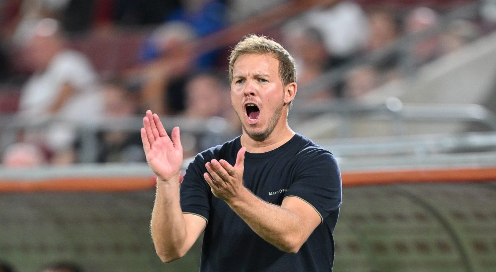 Der Bundestrainer Julian Nagelsmann klatscht.