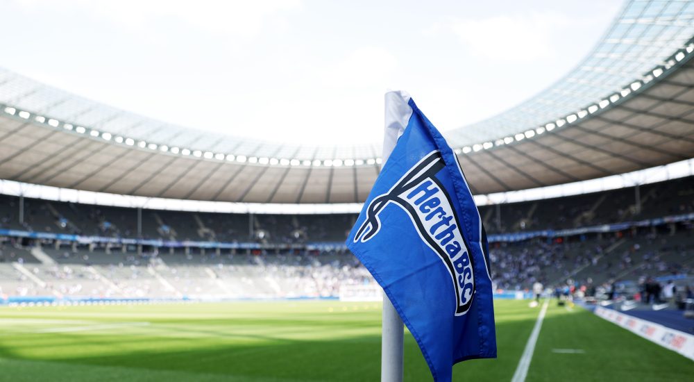 Eckfahne mit dem Logo von Hertha BSC im leeren Olympiastadion