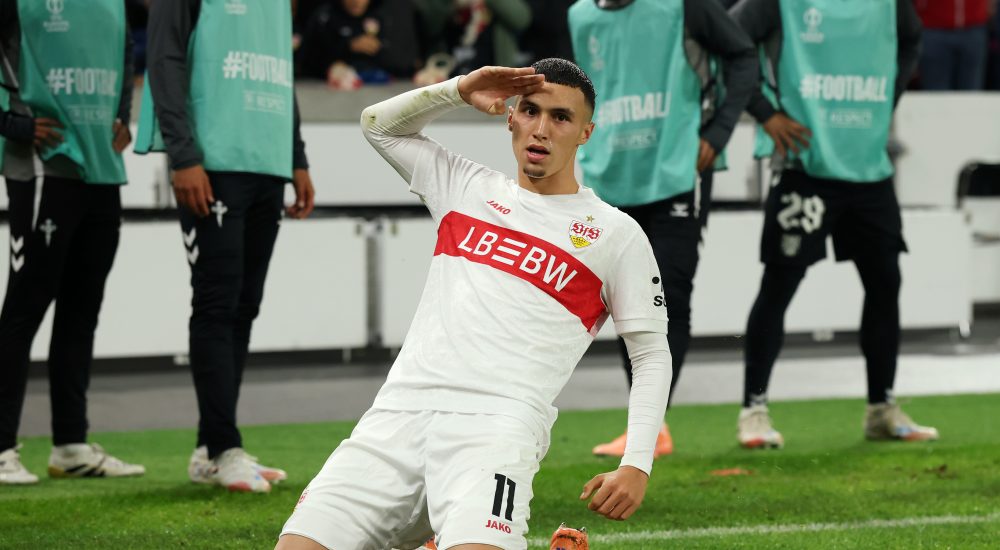 VfB Stuttgart Spieler El Khannouss feiert auf seinen Knien vor den Stuttgart Fans nach seinem Tor