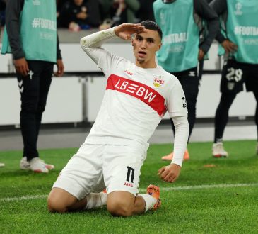 VfB Stuttgart Spieler El Khannouss feiert auf seinen Knien vor den Stuttgart Fans nach seinem Tor