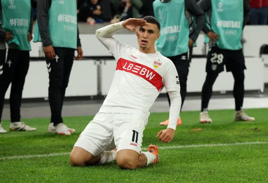 VfB Stuttgart Spieler El Khannouss feiert auf seinen Knien vor den Stuttgart Fans nach seinem Tor