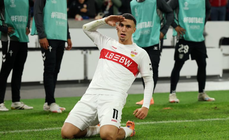 VfB Stuttgart Spieler El Khannouss feiert auf seinen Knien vor den Stuttgart Fans nach seinem Tor
