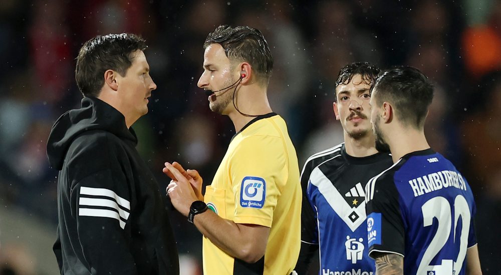 HSV-Trainer Merlin Polzin und Schiedsrichter Daniel Schlager