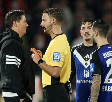 HSV-Trainer Merlin Polzin und Schiedsrichter Daniel Schlager