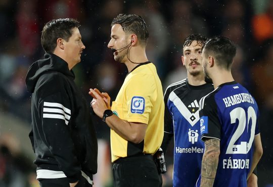 HSV-Trainer Merlin Polzin und Schiedsrichter Daniel Schlager