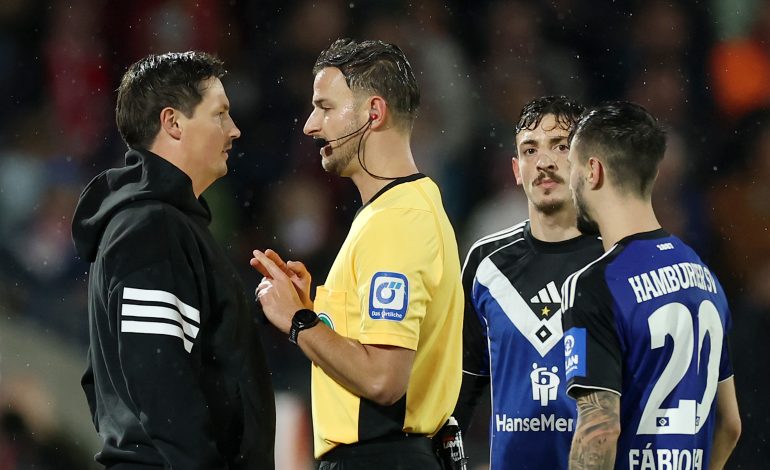 HSV-Trainer Merlin Polzin und Schiedsrichter Daniel Schlager