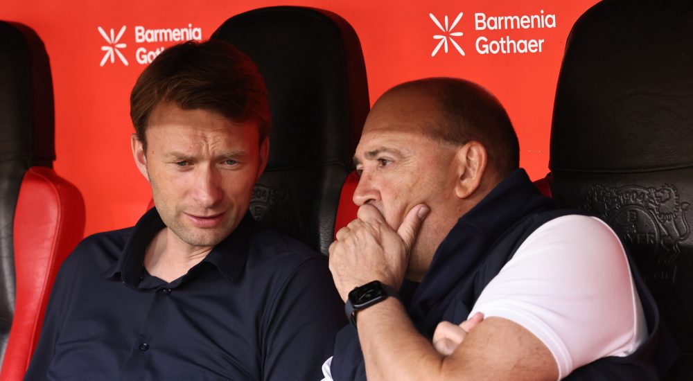 Simon Rolfes und Fernando Carro auf der Bank. Carro spricht zu Rolfes