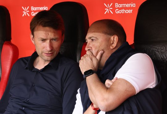 Simon Rolfes und Fernando Carro auf der Bank. Carro spricht zu Rolfes