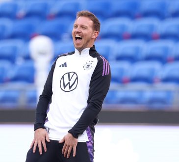 Julian Nagelsmann lachend im Trainingsanzug vom DFB