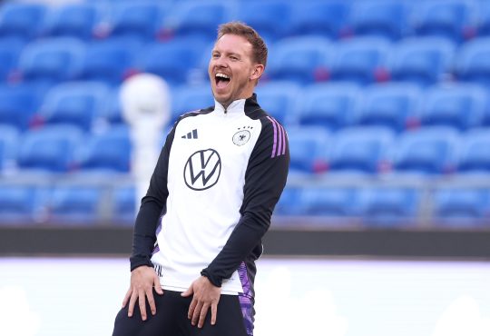 Julian Nagelsmann lachend im Trainingsanzug vom DFB