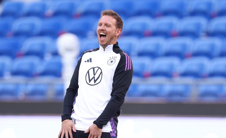 Julian Nagelsmann lachend im Trainingsanzug vom DFB