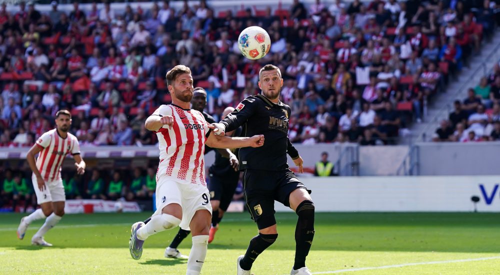 Lucas Höler, SC Freiburg; Jeffrey Gouweleeuw, FC Augsburg
