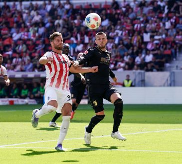 Lucas Höler, SC Freiburg; Jeffrey Gouweleeuw, FC Augsburg