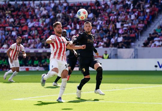 Lucas Höler, SC Freiburg; Jeffrey Gouweleeuw, FC Augsburg