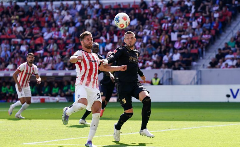 Lucas Höler, SC Freiburg; Jeffrey Gouweleeuw, FC Augsburg