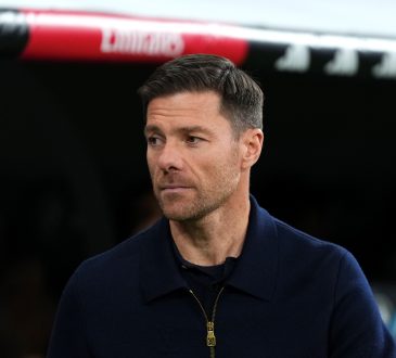 Xabi Alonso steht vor der Auswechselbank bei Real Madrid. Dabei hat er einen ernstes und traurigen Gesichtsausdruck