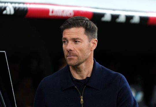 Xabi Alonso steht vor der Auswechselbank bei Real Madrid. Dabei hat er einen ernstes und traurigen Gesichtsausdruck