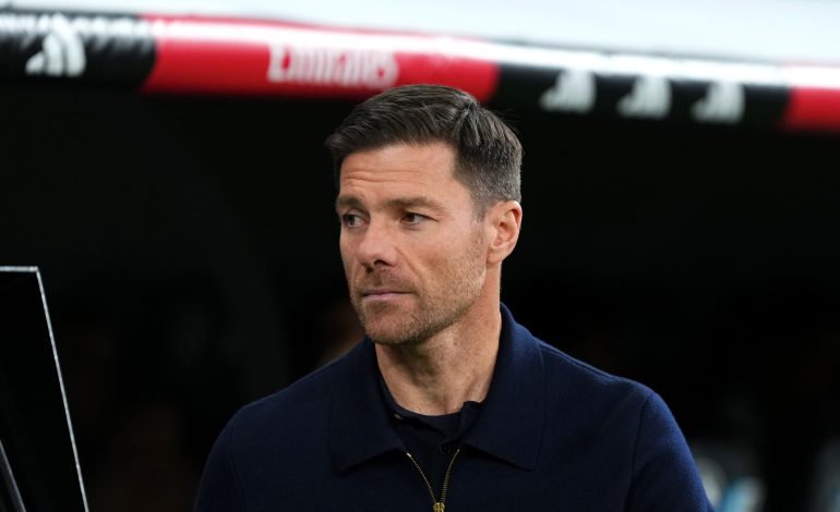 Xabi Alonso steht vor der Auswechselbank bei Real Madrid. Dabei hat er einen ernstes und traurigen Gesichtsausdruck