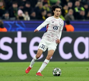 Ayyoub Bouaddi will in der Szene mit dem Ball die Richtung in der Spieleröffnung ändern. Sin Blick fällt in dem Moment nach um den Ball Richtig für einen langen Pass spielen zu können.