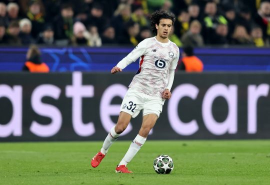 Ayyoub Bouaddi will in der Szene mit dem Ball die Richtung in der Spieleröffnung ändern. Sin Blick fällt in dem Moment nach um den Ball Richtig für einen langen Pass spielen zu können.