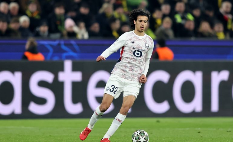 Ayyoub Bouaddi will in der Szene mit dem Ball die Richtung in der Spieleröffnung ändern. Sin Blick fällt in dem Moment nach um den Ball Richtig für einen langen Pass spielen zu können.