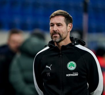 Im Bild sieht man Thomas Kleinen, Ex-Trainer von Greuther Fürth. Seine Arme sind verschränkt an seinen Rücken gezogen.
