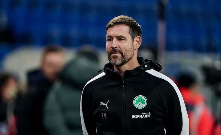 Im Bild sieht man Thomas Kleinen, Ex-Trainer von Greuther Fürth. Seine Arme sind verschränkt an seinen Rücken gezogen.