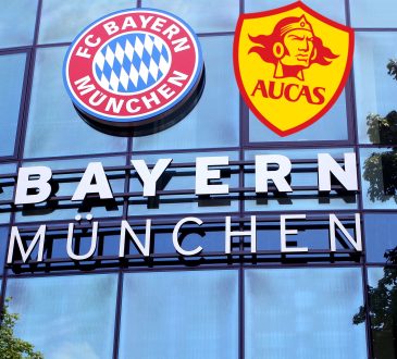 Die FC Bayern Geschäftsstelle mit dem Logo des FCB und dem Logo von SD Aucas