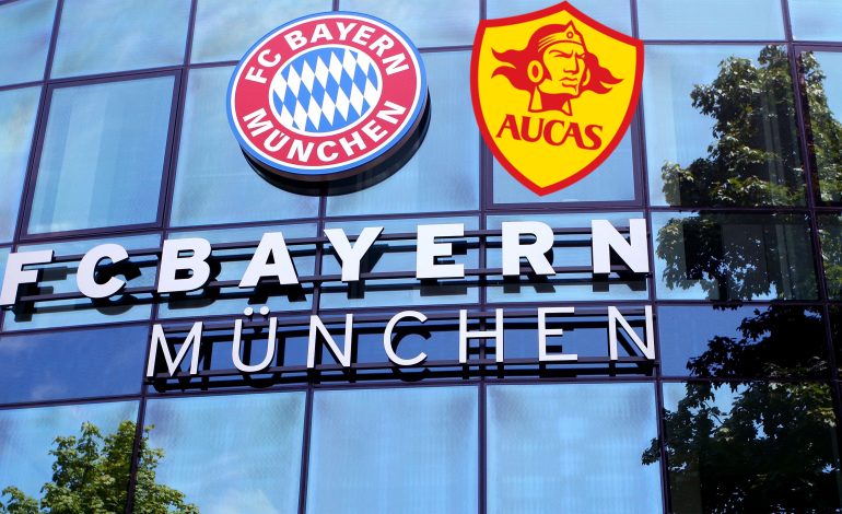 Die FC Bayern Geschäftsstelle mit dem Logo des FCB und dem Logo von SD Aucas
