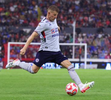 Bogusz im weißen Trikot, wie er einen Ball spielen möchte.