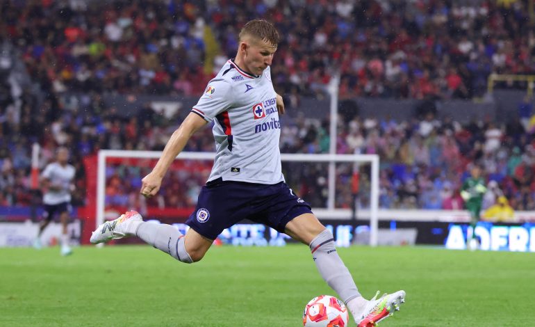 Bogusz im weißen Trikot, wie er einen Ball spielen möchte.