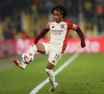 Malick Fofana im Lyon-Trikot mit Ball am Fuß