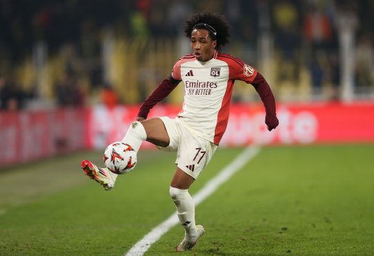 Malick Fofana im Lyon-Trikot mit Ball am Fuß