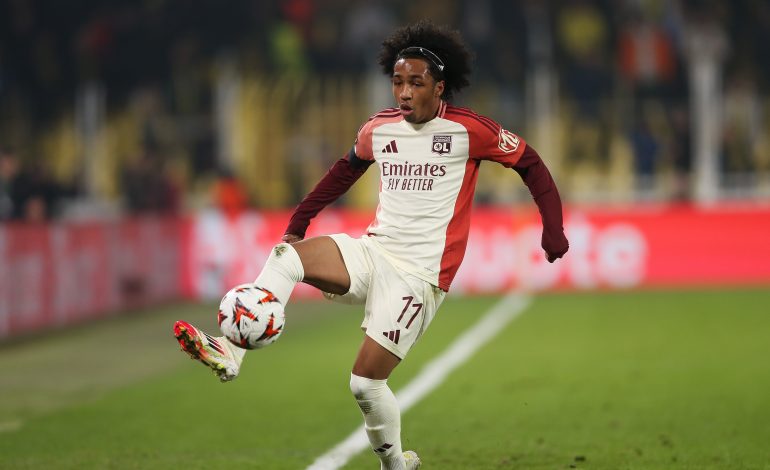 Malick Fofana im Lyon-Trikot mit Ball am Fuß