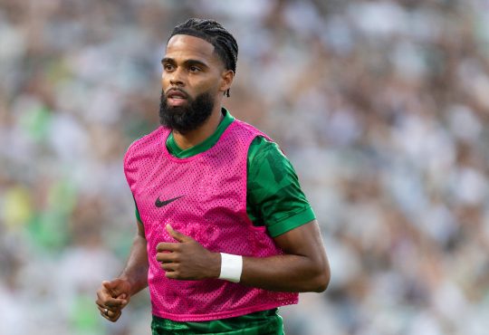 Jeremiah St. Juste in einem Aufwärmshirt